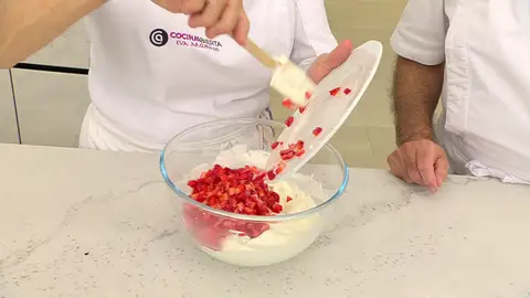 Incorpora los daditos de fresa y remueve los ingredientes Incorpora los daditos de fresa y remueve los ingredientes