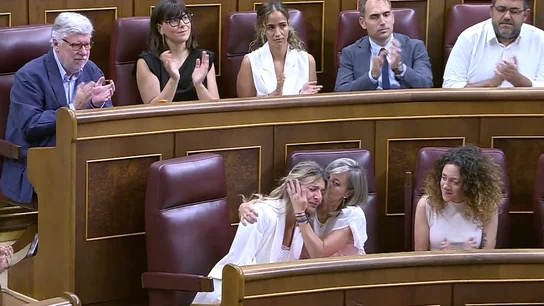 Las lágrimas de Yolanda Díaz tras las palabra de Pedro Sánchez dedicadas a su padre fallecido Las lágrimas de Yolanda Díaz tras las palabra de Pedro Sánchez dedicadas a su padre fallecido