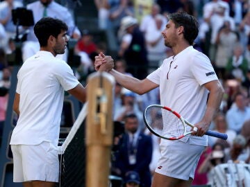 Alcaraz y Norrie se saludan tras su partido en Wimbledon