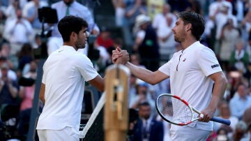 Alcaraz y Norrie se saludan tras su partido en Wimbledon