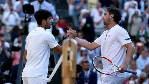 Alcaraz y Norrie se saludan tras su partido en Wimbledon Alcaraz y Norrie se saludan tras su partido en Wimbledon