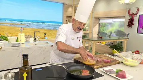 Corta el bonito en filetes, salpimiéntalos, pásalos por el huevo batido Corta el bonito en filetes, salpimiéntalos, pásalos por el huevo batido
