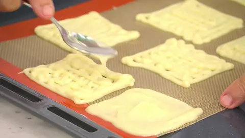 Presiona la manga sobre la silicona y forma las galletas Presiona la manga sobre la silicona y forma las galletas