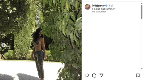 Kylie Jenner con el conjunto de lunares de Ralph Lauren Kylie Jenner con el conjunto de lunares de Ralph Lauren