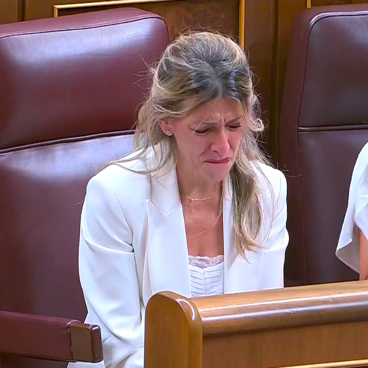 El momento en el que Yolanda Díaz rompe a llorar cuando Pedro Sánchez recuerda a su padre muerto