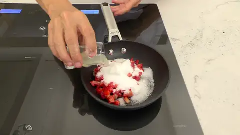 Calienta una sartén, añade las fresas, el azúcar y el zumo de limón Calienta una sartén, añade las fresas, el azúcar y el zumo de limón