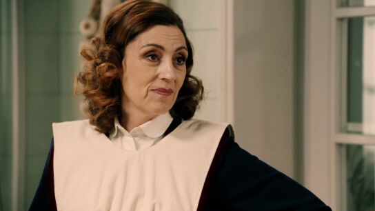Manuela intuye que Claudia est&aacute; detr&aacute;s del contrato de Ra&uacute;l en la f&aacute;brica
