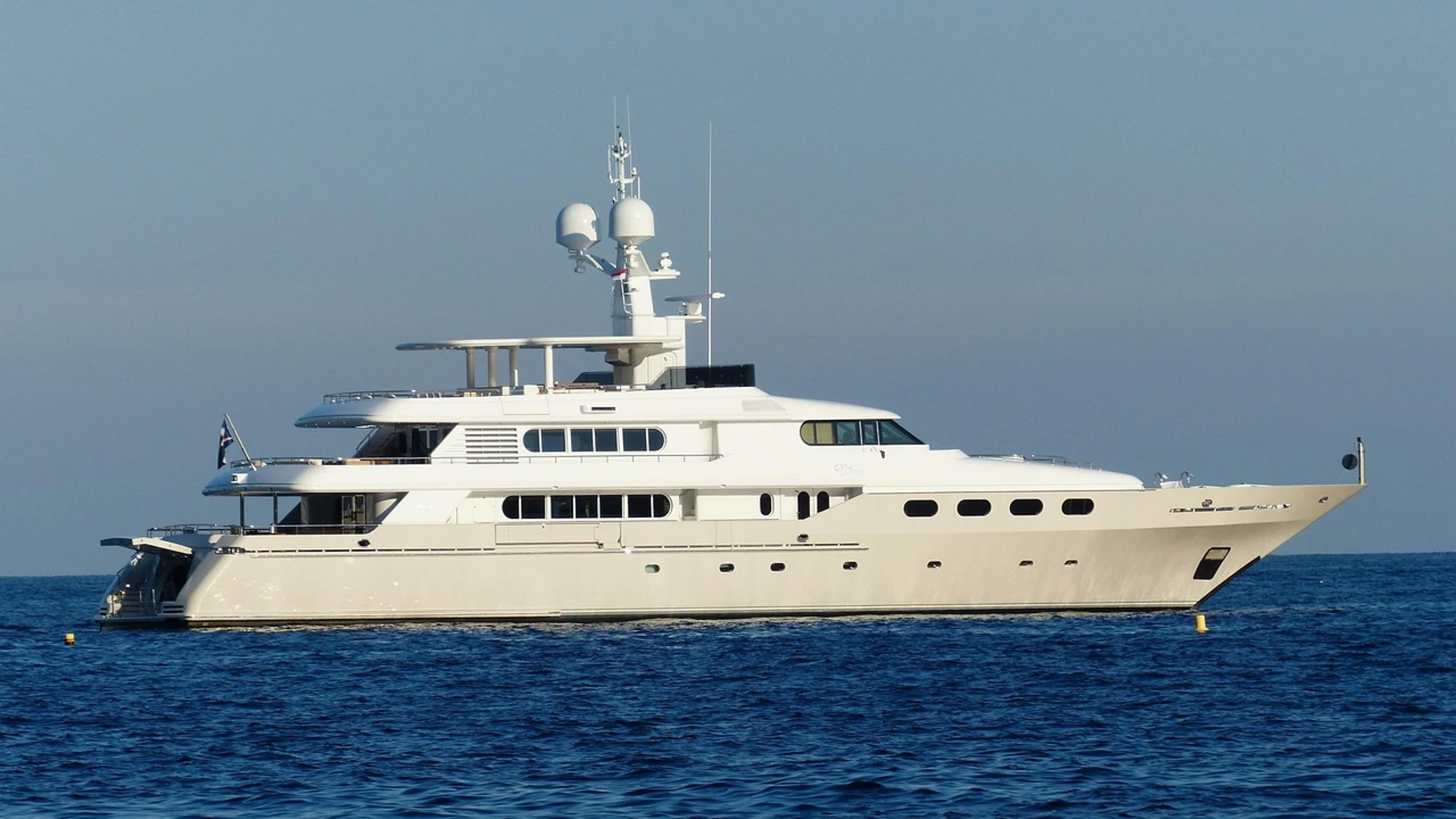 Imagen de archivo de un yate en el mar Imagen de archivo de un yate en el mar