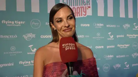 Jessica Bueno haciendo declaraciones a la prensa Jessica Bueno haciendo declaraciones a la prensa