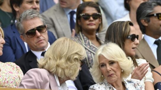 Hugh Grant dormido en Wimbledon detr&aacute;s de la reina Camila