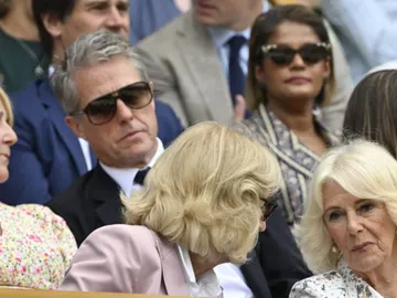 Hugh Grant dormido en Wimbledon detrás de la reina Camila Hugh Grant dormido en Wimbledon detrás de la reina Camila