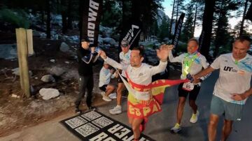 Iván Penalba acabando el ultramaratón de Badwater 2025