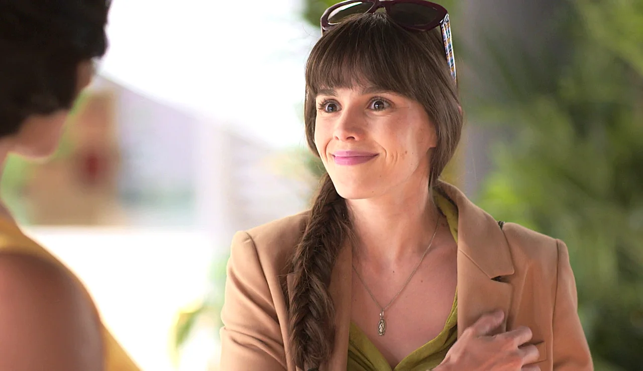 Julia se muda de manera temporal al Hotel Oramas… ¿conseguirá pasar desapercibida?