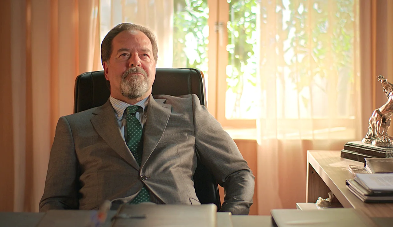 Octavio pilla a César rebuscando en su despacho, y se disparan los peores recuerdos del patriarca