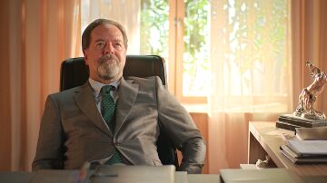 Octavio pilla a César rebuscando en su despacho, y se disparan los peores recuerdos del patriarca