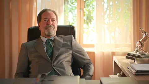 Octavio pilla a César rebuscando en su despacho, y se disparan los peores recuerdos del patriarca Octavio pilla a César rebuscando en su despacho, y se disparan los peores recuerdos del patriarca