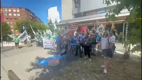 Usuarios y policías denuncian el calor asfixiante de la comisaría de Vigo: "Casi todos los días hay mareos" Usuarios y policías denuncian el calor asfixiante de la comisaría de Vigo: "Casi todos los días hay mareos"
