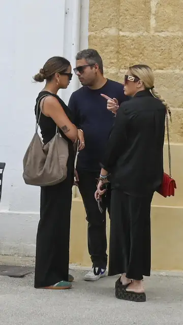 Gloria Camila, Rocío Flores y José Fernando, en el funeral de Michu Gloria Camila, Rocío Flores y José Fernando, en el funeral de Michu