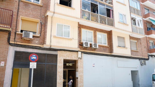 Vista de la vivienda (segundo piso) incendiada esta madrugada en Zaragoza