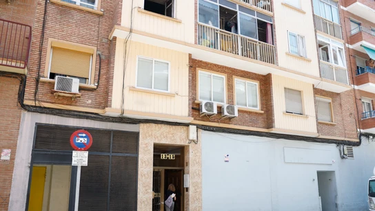 Vista de la vivienda (segundo piso) incendiada esta madrugada en Zaragoza Vista de la vivienda (segundo piso) incendiada esta madrugada en Zaragoza
