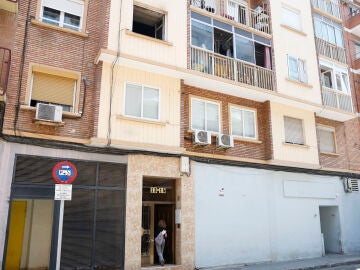 Vista de la vivienda (segundo piso) incendiada esta madrugada en Zaragoza