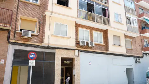 Vista de la vivienda (segundo piso) incendiada esta madrugada en Zaragoza Vista de la vivienda (segundo piso) incendiada esta madrugada en Zaragoza