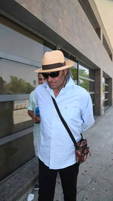 Amador Mohedano, a su llegada al tanatorio Amador Mohedano, a su llegada al tanatorio