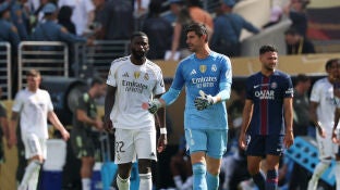 Thibaut Courtois habla con R&uuml;diger en el MetLife Stadium