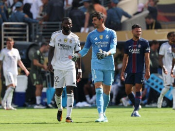 Thibaut Courtois habla con Rüdiger en el MetLife Stadium