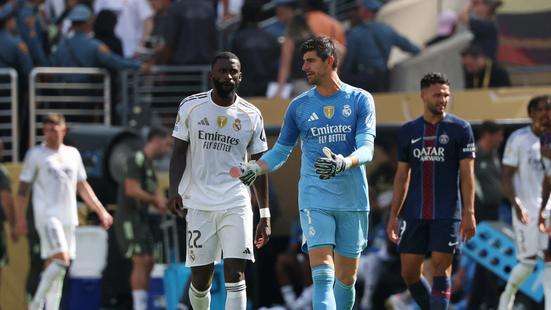 Thibaut Courtois habla con Rüdiger en el MetLife Stadium Thibaut Courtois habla con Rüdiger en el MetLife Stadium