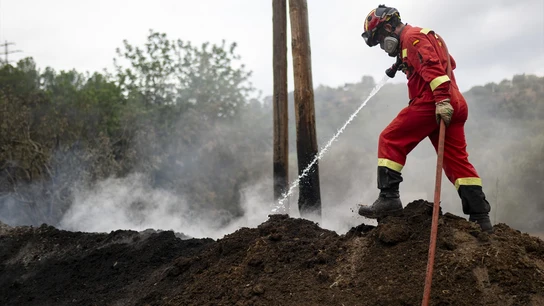 Un bombero trabaja en el incendio de Tarragona Un bombero trabaja en el incendio de Tarragona