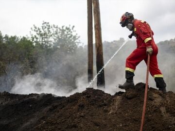 Un bombero trabaja en el incendio de Tarragona
