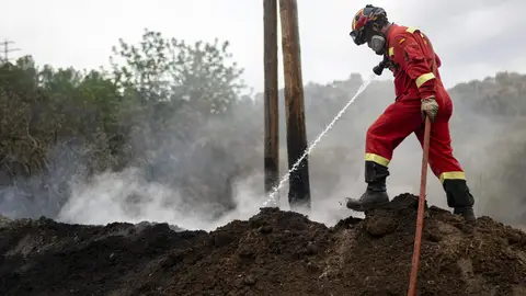 Un bombero trabaja en el incendio de Tarragona Un bombero trabaja en el incendio de Tarragona