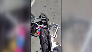 El carrito de bebé en el suelo. Torrevieja, Alicante