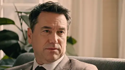 María le propone a Gabriel que seduzca a Begoña... ¡Pero él rechaza la sugerencia tajantemente! María le propone a Gabriel que seduzca a Begoña... ¡Pero él rechaza la sugerencia tajantemente!