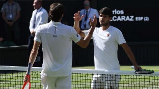 Carlos Alcaraz y Taylor Fritz se saludan tras la semifinal de Wimbledon