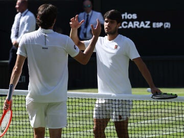 Carlos Alcaraz y Taylor Fritz se saludan tras la semifinal de Wimbledon