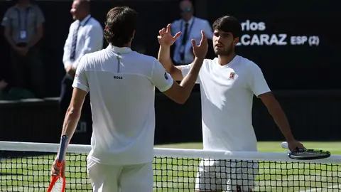 Carlos Alcaraz y Taylor Fritz se saludan tras la semifinal de Wimbledon Carlos Alcaraz y Taylor Fritz se saludan tras la semifinal de Wimbledon
