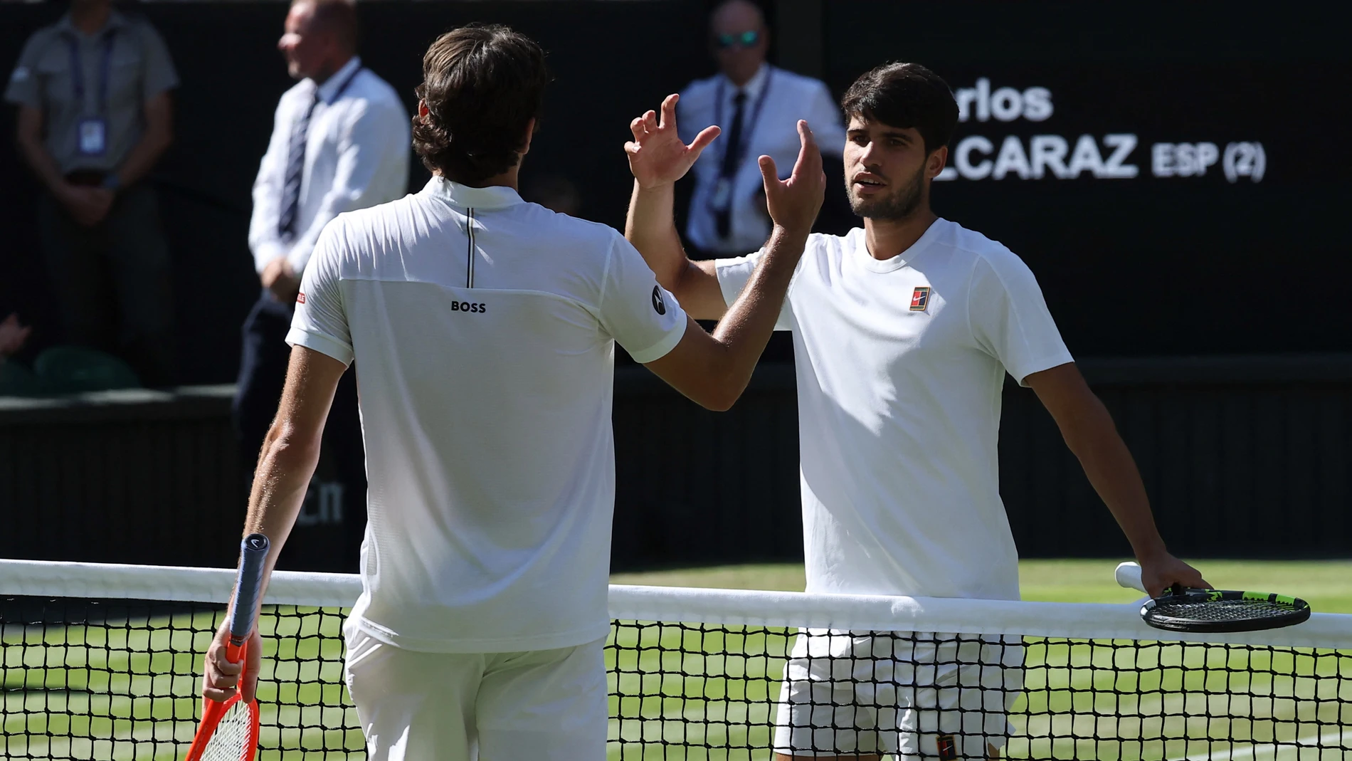 Carlos Alcaraz y Taylor Fritz se saludan tras la semifinal de Wimbledon Carlos Alcaraz y Taylor Fritz se saludan tras la semifinal de Wimbledon