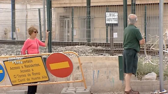 Personas viendo obras Personas viendo obras