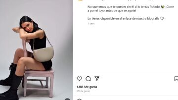 Rebeca Terán posando para su marca de bolsos AMIMA Brand