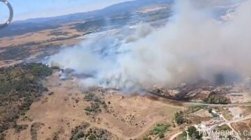  Desalojos en Algeciras por el incendio en Botafuegos y la Junta activa la fase 1 de emergencia