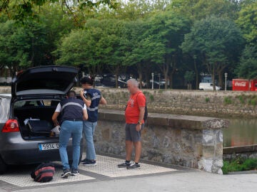 Agentes de la Ertzaintza trabajan junto al río Urumea