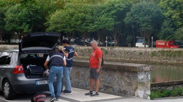 Agentes de la Ertzaintza trabajan junto al río Urumea