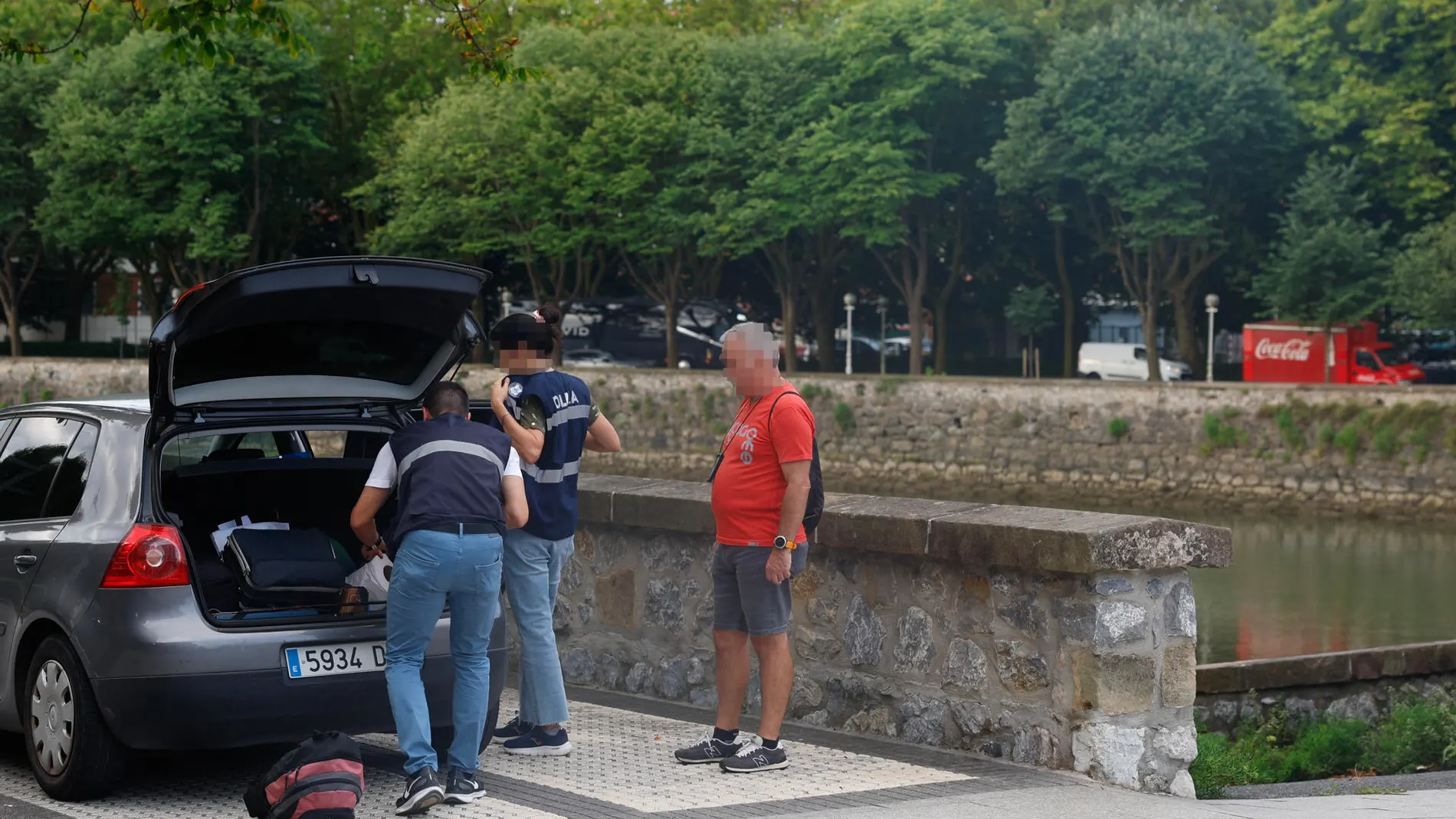Agentes de la Ertzaintza trabajan junto al río Urumea Agentes de la Ertzaintza trabajan junto al río Urumea