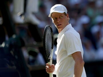 Jannik Sinner celebra un punto ante Djokovic en la semifinal de Wimbledon