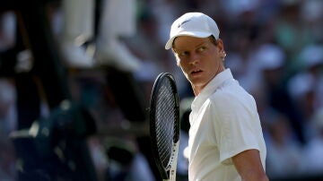 Jannik Sinner celebra un punto ante Djokovic en la semifinal de Wimbledon