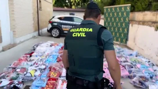 Golpe al mercado negro de venta de camisetas en Sanfermines: La Guardia Civil decomisa 1000 prensas en un peaje Golpe al mercado negro de venta de camisetas en Sanfermines: La Guardia Civil decomisa 1000 prensas en un peaje