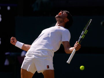 Carlos Alcaraz celebra su victoria ante Taylor Fritz en Wimbledon