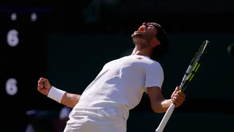 Carlos Alcaraz celebra su victoria ante Taylor Fritz en Wimbledon Carlos Alcaraz celebra su victoria ante Taylor Fritz en Wimbledon